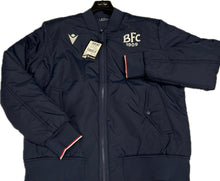 Carica l&#39;immagine nel visualizzatore di Gallery, Macron BFC M25/26 ATH PADDED BOMBER Ufficiale marcon Bologna Magazzinieuropa