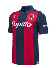 Carica l'immagine nel visualizzatore di Gallery, Macron Maglia Bologna BFC M26/27HOME SHIRT Ufficiale t-shirt squadra Magazzinieuropa
