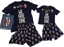 Carica l'immagine nel visualizzatore di Gallery, Official Product Bologna T-shirt Bologna BFC1909 Ufficiale  100% cotone con short  collezione ufficiale We are One 26’ Magazzinieuropa